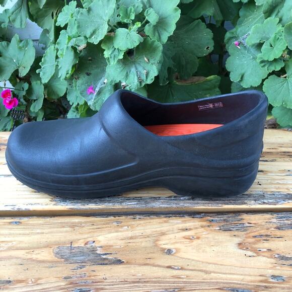 Crocs Womens Black Clogs size 9 Rubber Casual Slip On Nurse Work Comfort - Picture 7 of 10